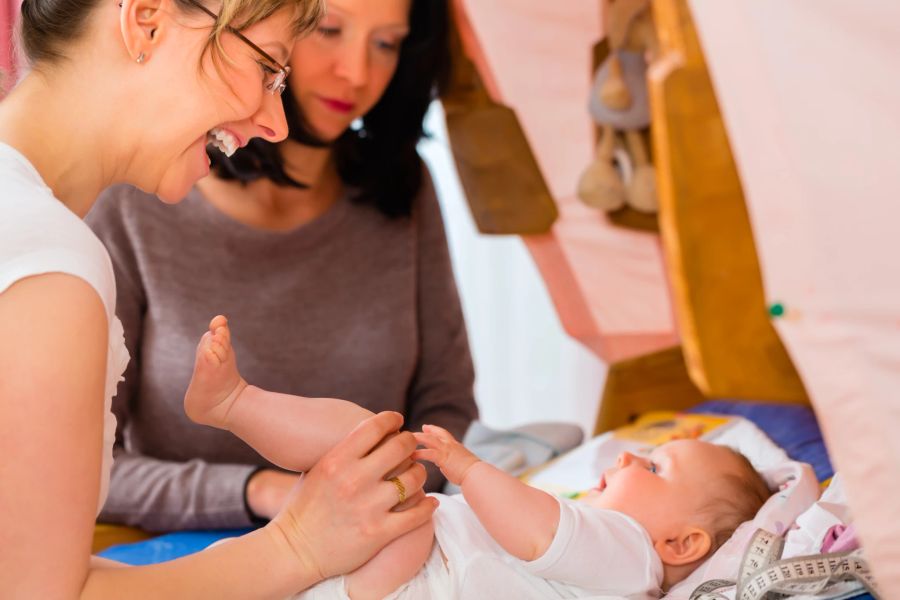 Mama, Baby und Hebamme