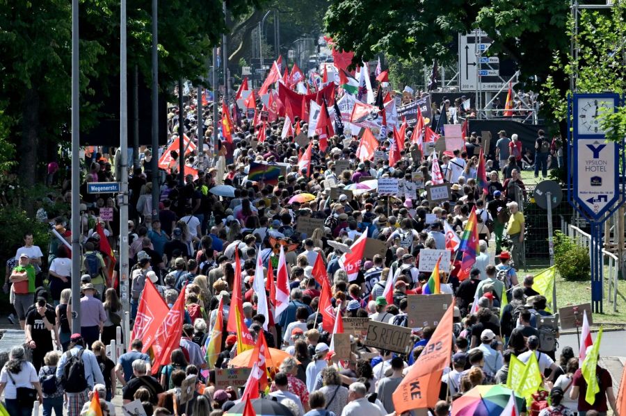 Am Parteitag der AfD gehen Tausende gegen die Rechtsaussen-Partei auf die Strasse.