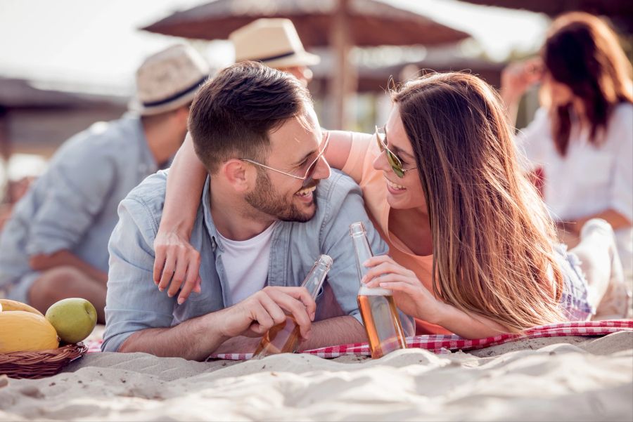 mann und frau beim date, lachend am strand