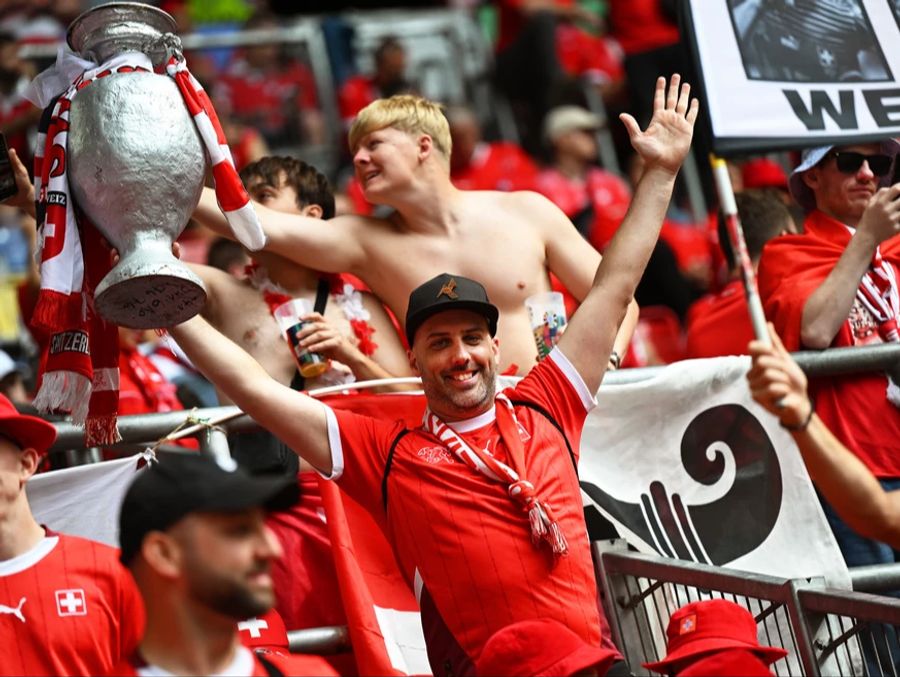 EM-Pokale und Schweizer Fans in Düsseldorf.