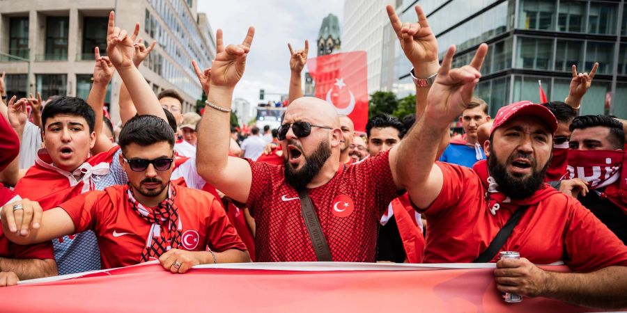 Türkische Fans zeigen den Wolfsgruss.