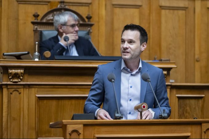 Nationalrat Patrick Hässig (GLP/ZH) spricht zur Grossen Kammer, an der Sommersession der Eidgenössischen Räte, am 13. Juni 2024 im Nationalrat in Bern. Patrick Hässig Patrouille Suisse