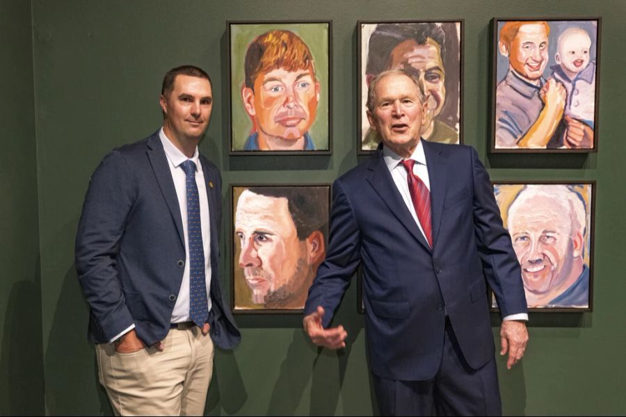 Ex-Präsident George W. Bush (rechts) auf einer Tour durch eine Ausstellung seiner Gemälde von Armee-Veteranen, am 13. März 2024.