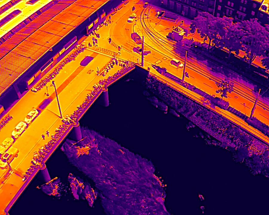 Deutlich zu erkennen ist auch der Temperaturunterschied zwischen Asphalt (45 Grad) und dem Wasser (23 Grad).