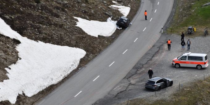 Forcola di Livigno: Schleuderndes Auto erfasst zwei Radfahrerinnen. Forcola di Livigno