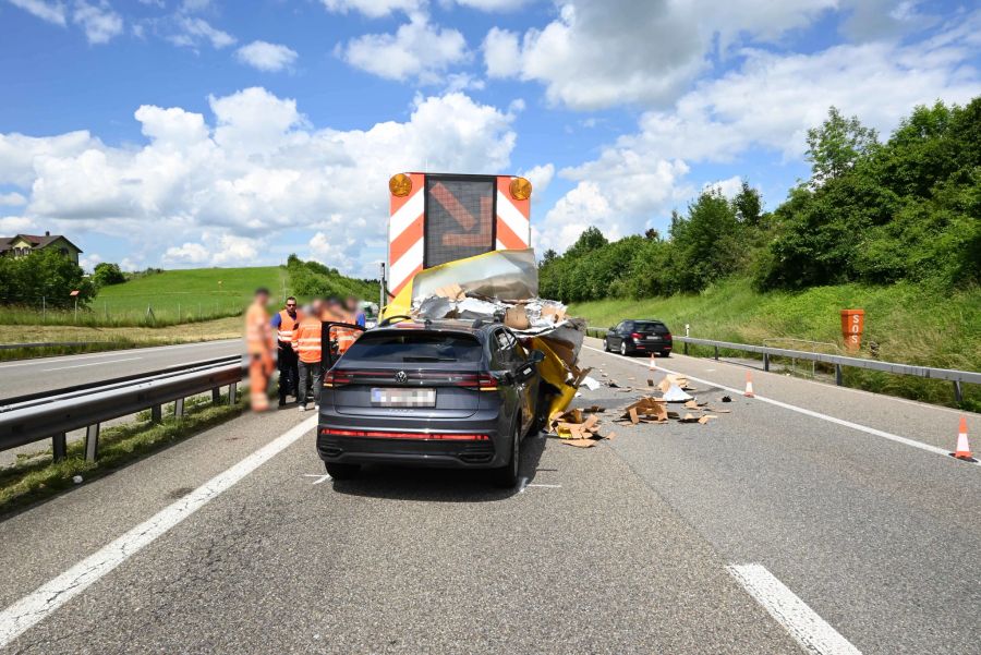 Der Autofahrer wurde unbestimmt verletzt.