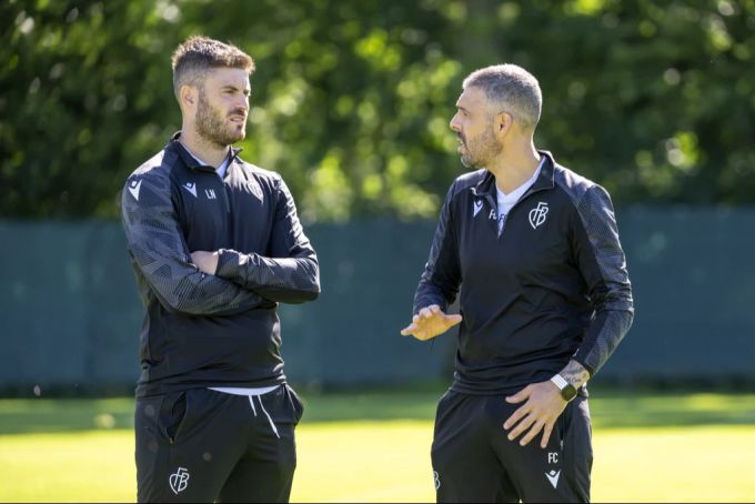 Luigi Nocentini spricht mit Fabio Celestini beim ersten Training des FC Basel. fc basel