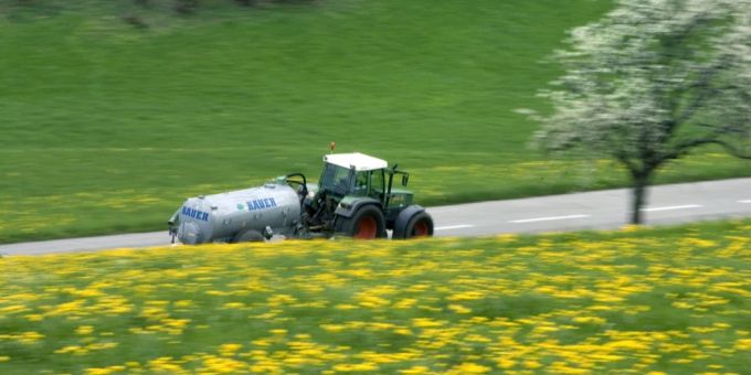 Schweizer Gülletransporter befördern täglich 130 Ladungen an Gülle von Vieh- zu Ackerbauern. Gülle-Transporter auf Strasse