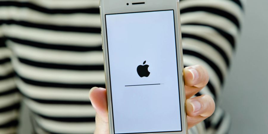 Nutzerin hält ihr iPhone in die Kamera