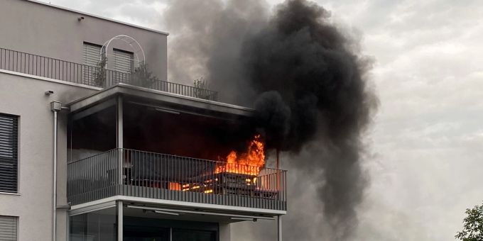 Wohlenschwil AG - Feuerwehr kann Balkonbrand löschen