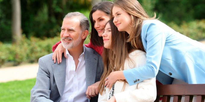 König Felipe, Königin Letizia, Prinzessin Sofía und Kronprinzessin Leonor im Park des Palacio Real, des königlichen Schlosses in Madrid. Ist dieses Bild nur eine Fassade? Königin Letizia Felipe