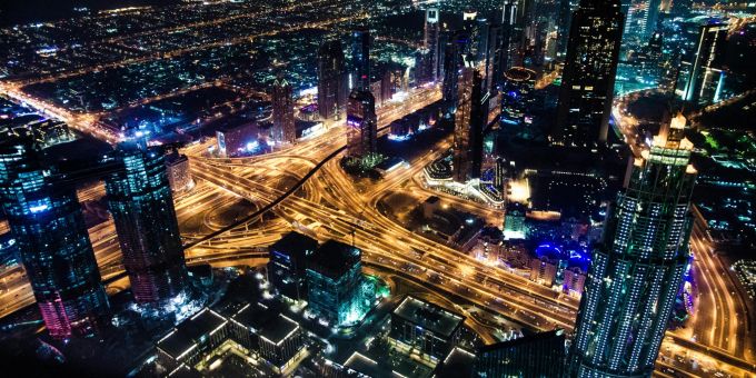 Die komplexe Vernetzung der gesamten Infrastruktur erfordert die Verarbeitung grosser Datenmengen. Dubai bei Nacht