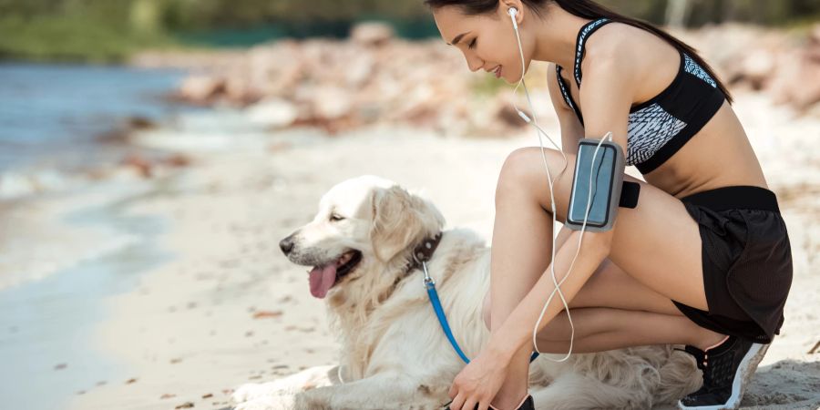 Sportliche Frau mit Hund