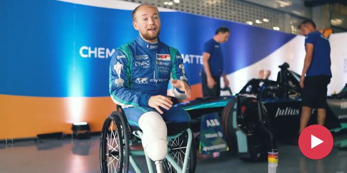 Nach Unfall 2017 - Beinamputierter Ex-Profi Monger fährt Formel-E-Auto