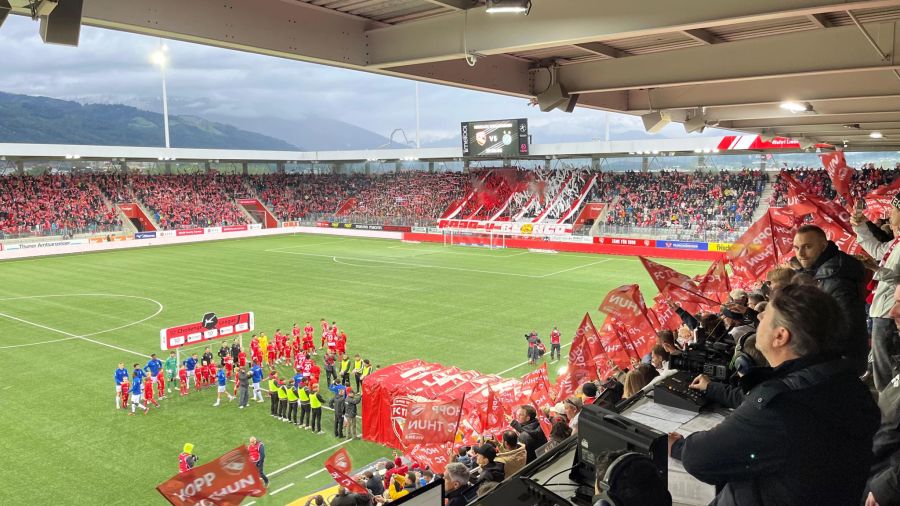 Die Stimmung in der ausverkauften Stockhorn Arena ist von Beginn weg herausragend.