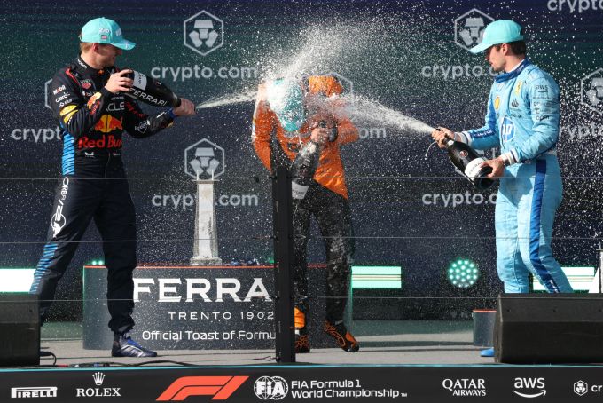 Max Verstappen (links) und Charles Leclerc (rechts) feiern mit Lando Norris. Formel 1