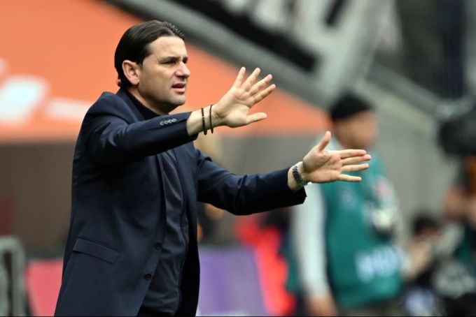 Gerardo Seoane dirigiert die Mannschaft der Gladbacher über den Platz. Gerardo Seoane