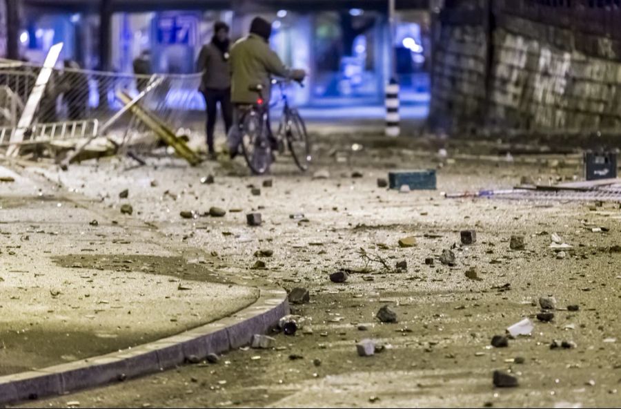 Im Rahmen massiver Gewaltexzesse – deren Zeitpunkt und Intensität von Linksextremen bewusst gewählt wurden – erlitten elf Polizisten und Polizistinnen Verletzungen. (Symbolbild)