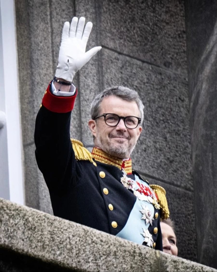 König Frederik X. grüsst winkend von Balkon aus.