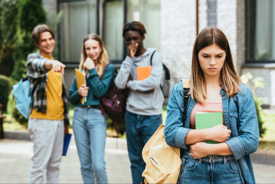 Teenager-Mädchen wird ausgelacht.