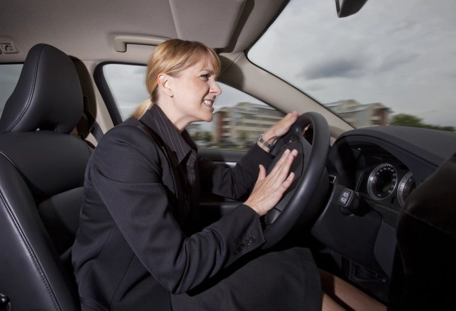 Wütende Frau im Auto.