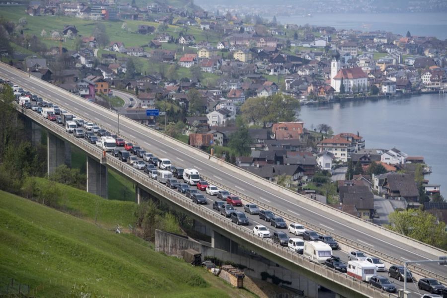 Am kommenden Pfingstwochenende stauen sich wohl wieder die Autos auf den Strassen. Auch Züge dürften voll sein.