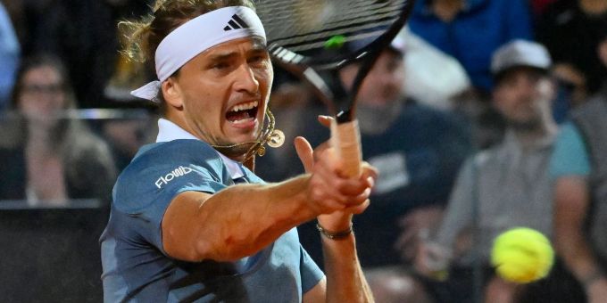 Trotz Schrecksekunde - Zverev erreicht Halbfinale in Rom
