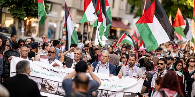 Am Rande einer propalästinensischen Kundgebung zum Nakba-Gedenktag ist es in Berlin zu gewaltsamen Zusammenstössen mit der Polizei gekommen. (Archivbild) Demonstration