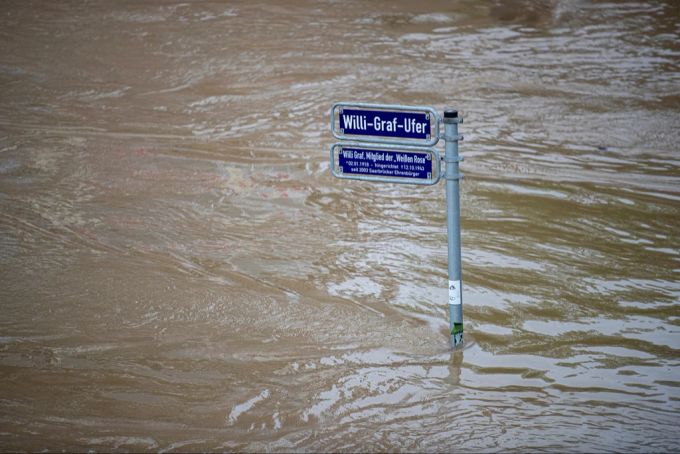Die Saar ist über die Ufer getreten. Heftiger Dauerregen hat im Saarland vielfache Überflutungen und Erdrutsche verursacht. hochwasser deutschland saarland