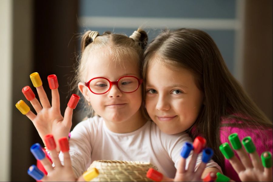 Zwei Kinder spielen