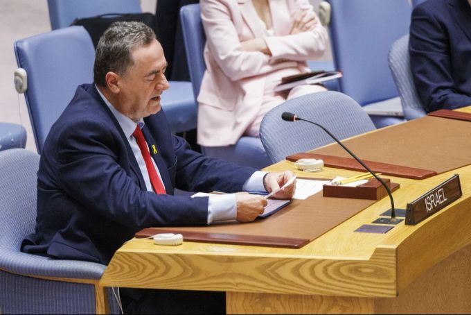 Der israelische Aussenminister Israel Katz, hier bei einer Sitzung des UN-Sicherheitsrats im März 2024, reagiert verärgert auf die Ankündigungen aus Norwegen und Irland. Israel Katz