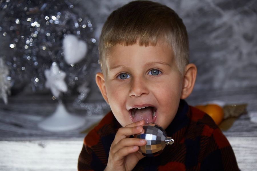 bub leckt an weihnachtskugel