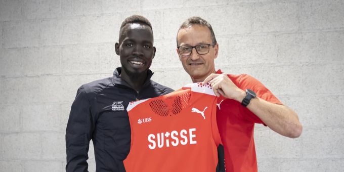Dominic Lobalu darf ab sofort für die Schweiz starten. Verbandspräsident Christoph Seiler überreicht dem Top-Läufer ein Schweizer Trikot. Dominic Lobalu