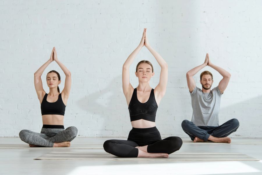 Menschen beim Yoga.