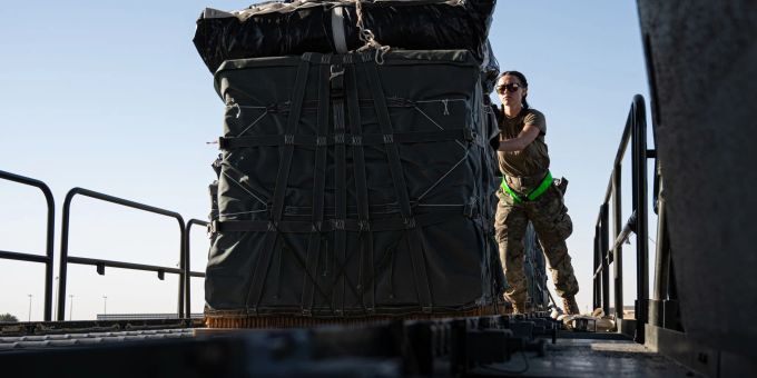 Eine Pilotin der U.S. Air Force lädt Paletten mit humanitären Hilfsgütern, die für den Gazastreifen bestimmt sind, an Bord eines Flugzeugs. (Archivbild) Gazastreifen