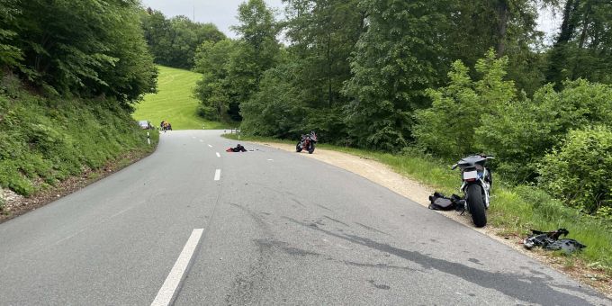 Kollision zweier Motorräder in Erlinsbach. Kollision zweier Motorräder