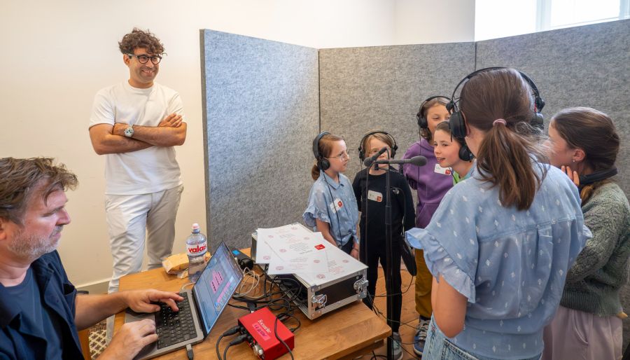 In verschiedenen Workshops lernen die Lion Kids den Prozess des Musik-Machens kennen – sei es beim Singen, Texten oder beim Ausprobieren neuer Instrumente.
