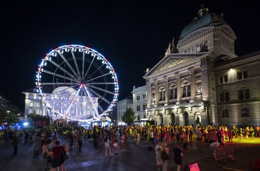 Leute tummeln sich an einem spielfreien Abend in der Fanzone der Fussball-Frauen-Euro 2025 auf dem Bundesplatz in Bern. Bern konnte sogar um 97 Prozent mehr Visa-Zahlungen während der WEURO