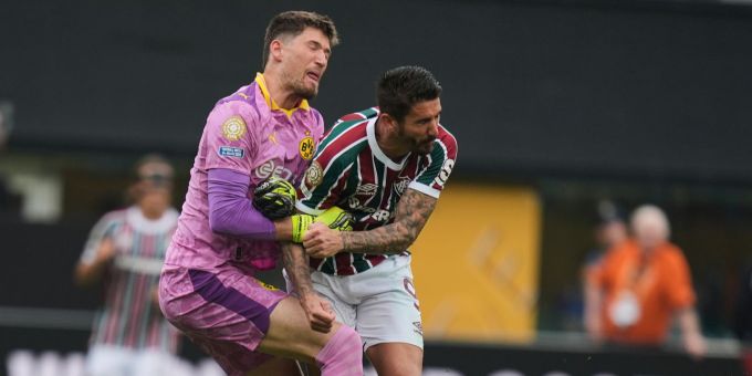 BVB-Keeper Gregor Kobel im Zusammenstoss mit Fluminenses Everaldo. Gregor Kobel