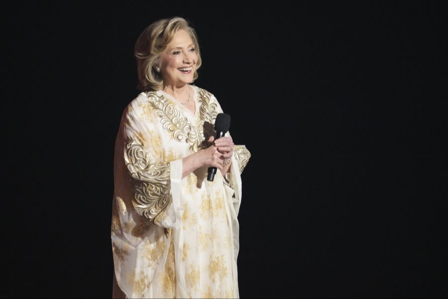 Papst Leo soll unter anderem mit der ehemaligen US-First-Lady Hillary Clinton entfernt verwandt sein.