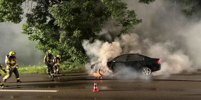 In Uzwil geriet ein Auto in Brand. Autobrand