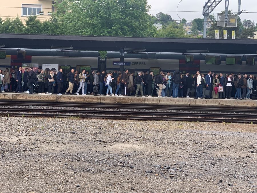 Zahlreiche Pendlerinnen und Pendler strandeten an einem Mittwochmorgen im Mai am Bahnhof Küsnacht.