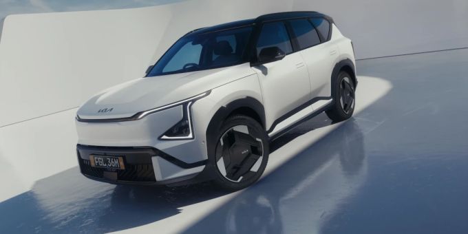 Der Kia EV5 etabliert sich als neues Elektro-SUV im Kompaktsegment, das mit seinem vielseitigen Innenraum und fortschrittlicher Technologie besonders moderne Familien ansprechen soll. KIA EV5
