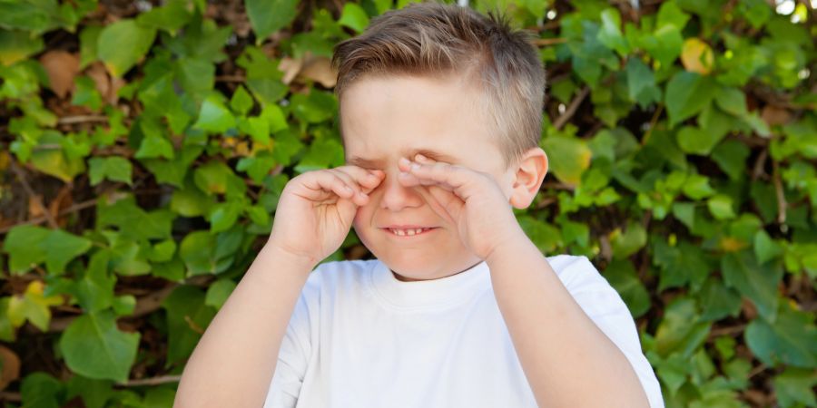 Junge reibt Augen