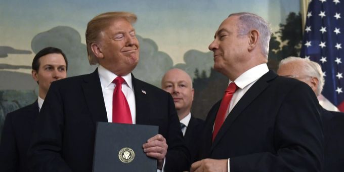 Nach einem Telefonat mit Benjamin Netanjahu hat Donald Trump erneut die Einigkeit zwischen Israel und den USA betont. (Archivbild) Trump Netanjahu Treffen USA