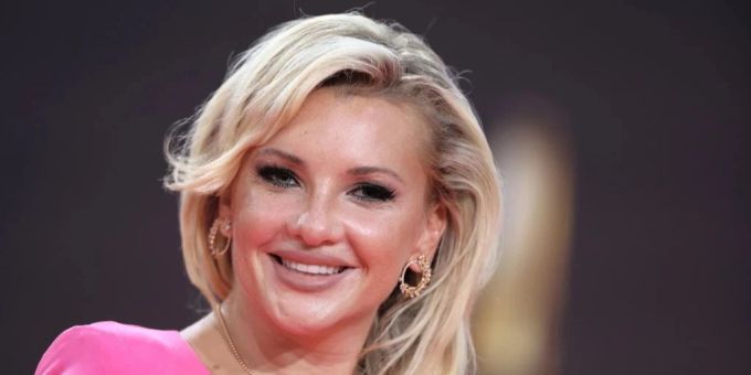 Evelyn Burdecki ist ein deutscher TV-Star. 2019 gewann sie das Dschungelcamp. Evelyn Burdecki