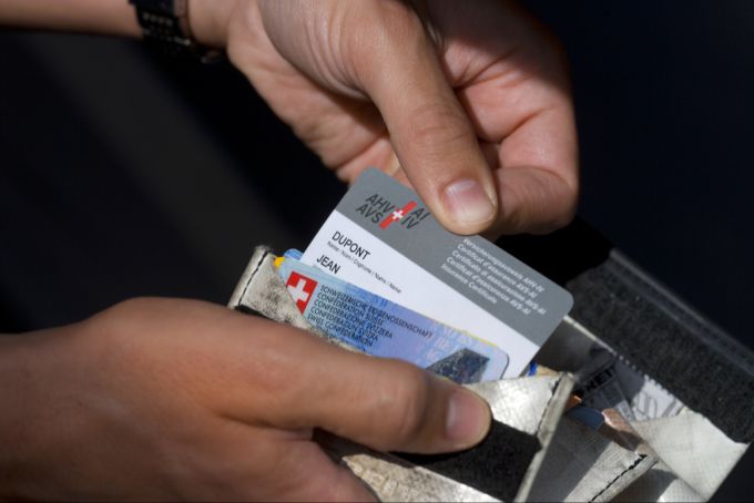 Über 6000 Rentnerinnen und Rentner im Aargau bekamen ihre AHV-Auszahlung für Mai nicht. (Symbolbild) AHV-Karte im Portemonnaie
