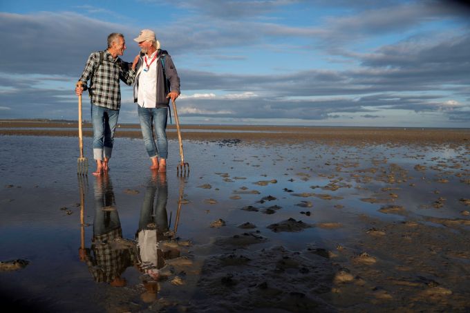 Wattführer Werner Mansen (rechts) und Jan Krüger wissen, wie man Wissensvermittlung und Unterhaltung kombiniert. Wattwanderung Ostsee Schlickeria