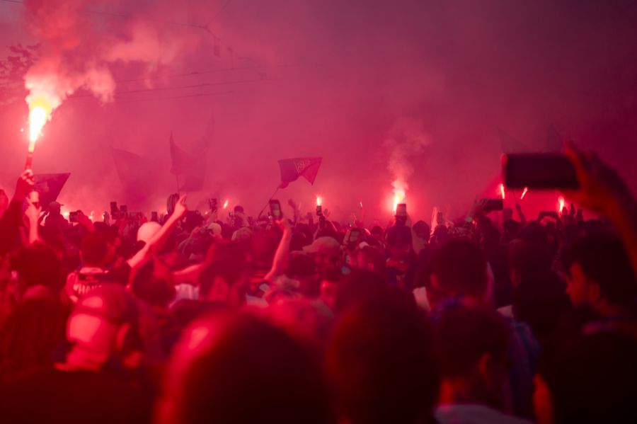 Auch Pyros zündeten die Fussballfans auf dem Barfüsserplatz.