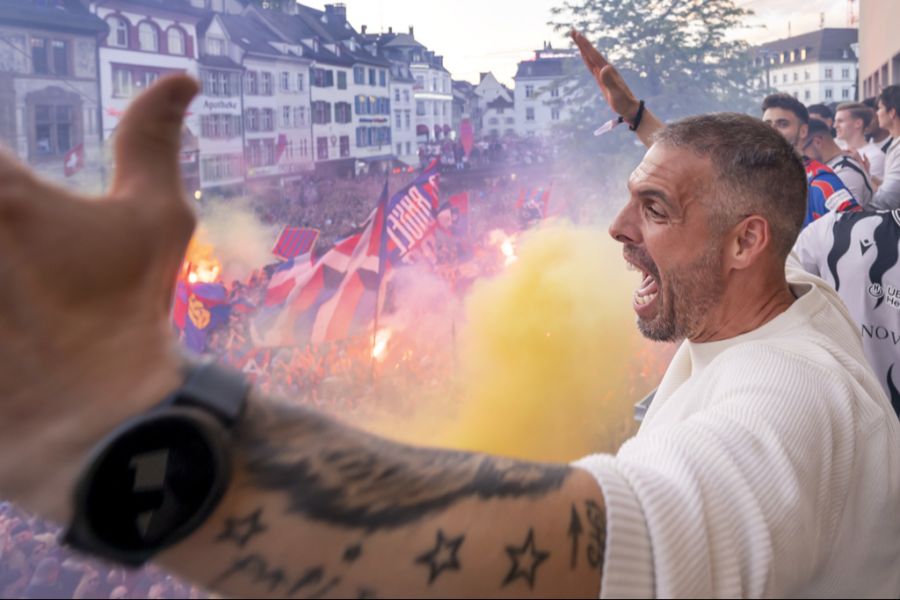 Auch Fabio Celestini feiert den Meistertitel mit grosser Freude.